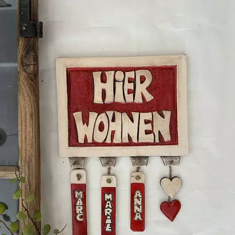 hier_wohnen_tuerschild_rot_tonlodn