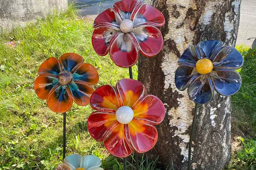 gartendekoration mit bunten Keramikblumen aus dem Tonlodn in Matrei in Osttirol